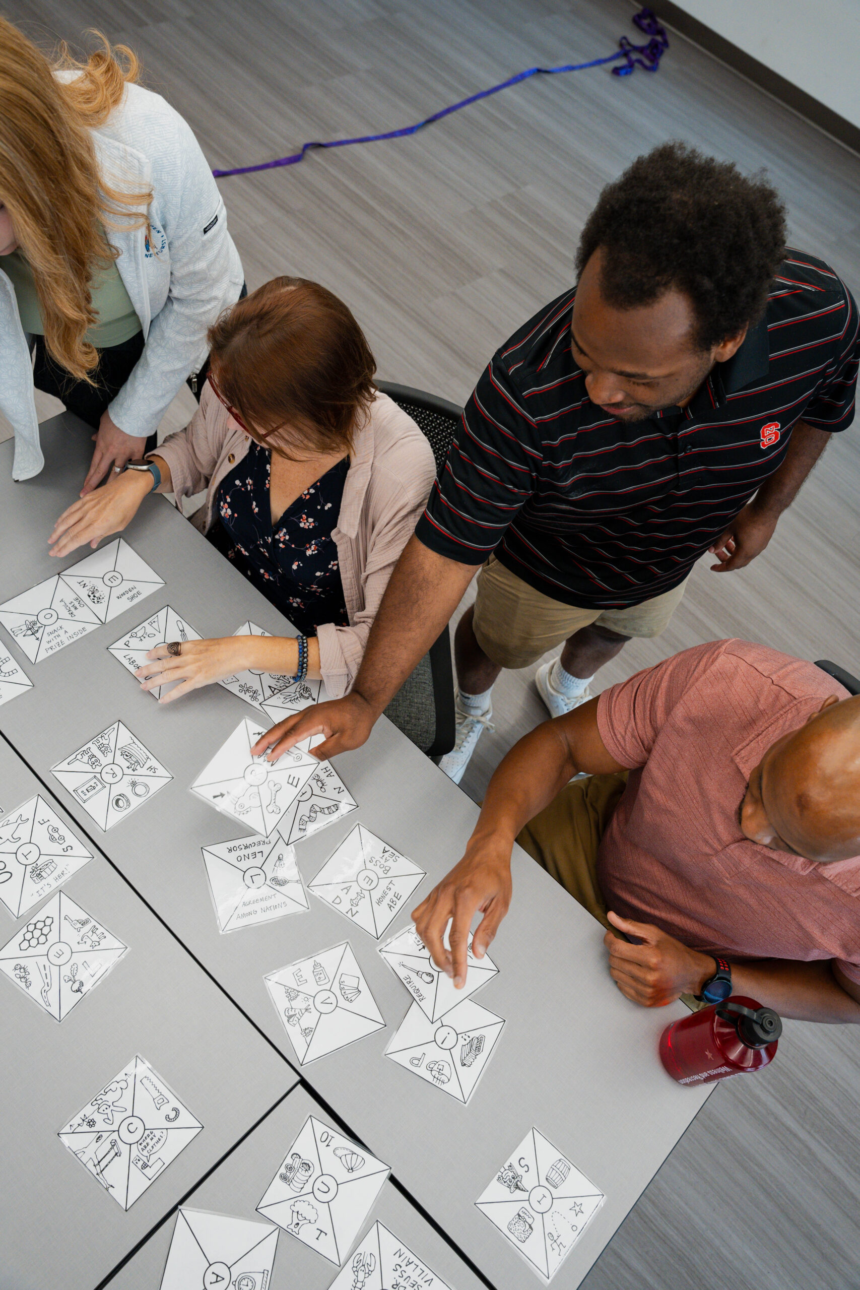 Team sorting a puzzle game